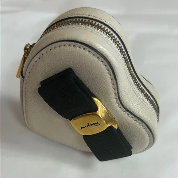 Salvatore Ferragamo Cream Leather Accessory - Picture 2 of 3
